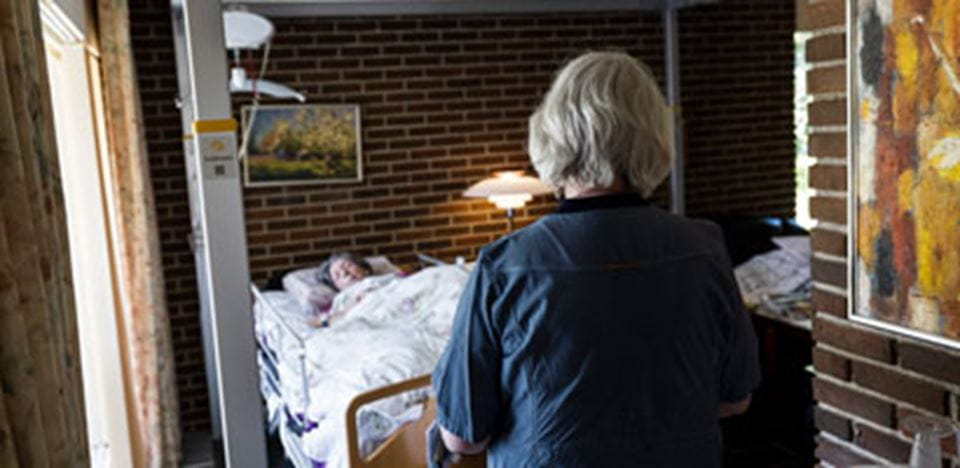 Hjælper og sengeliggende ældre borger