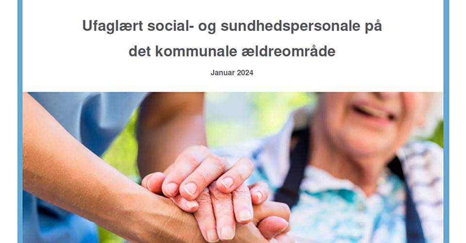 Ældre kvinde holdes i hånden af yngre person